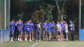 Fernando Vázquez en la charla con su plantilla, entre los que no estaba Emre Çolak.