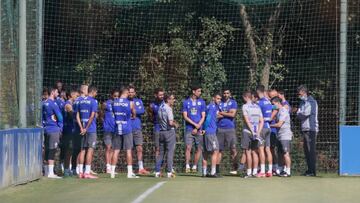 Fernando V&aacute;zquez en la charla con su plantilla, entre los que no estaba Emre &Ccedil;olak.