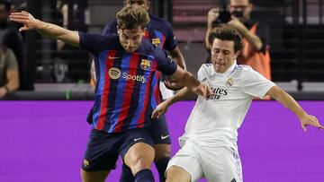LAS VEGAS, NEVADA - JULY 23: Nico Gonz�lez (L) #14 of Barcelona and �lvaro Odriozola #16 of Real Madrid vie for the ball during their preseason friendly match at Allegiant Stadium on July 23, 2022 in Las Vegas, Nevada. Barcelona defeated Real Madrid 1-0.   Ethan Miller/Getty Images/AFP
== FOR NEWSPAPERS, INTERNET, TELCOS & TELEVISION USE ONLY ==