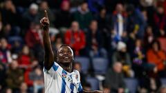 PAMPLONA (NAVARRA), 02/12/2023.- El delantero nigeriano de la Real Sociedad Umar Sadiq celebra su gol durante el partido correspondiente a la jornada 15 de LaLiga que disputan Osasuna y Real Sociedad este sábado en el estadio de El Sadar (Pamplona). EFE/ Jesus Diges
