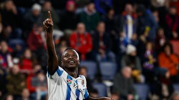 PAMPLONA (NAVARRA), 02/12/2023.- El delantero nigeriano de la Real Sociedad Umar Sadiq celebra su gol durante el partido correspondiente a la jornada 15 de LaLiga que disputan Osasuna y Real Sociedad este s¨¢bado en el estadio de El Sadar (Pamplona). EFE/ Jesus Diges