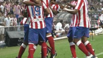 <b>UNIDOS. </b>Koke, Domínguez, Sílvio, Arda Turan y Salvio abrazan a Falcao tras marcar al Sporting.