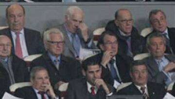 <b>ILUSTRES DEL FÚTBOL. </b>El palco del Santiago Bernabéu acogió a ilustres del fútbol español de diferentes épocas.