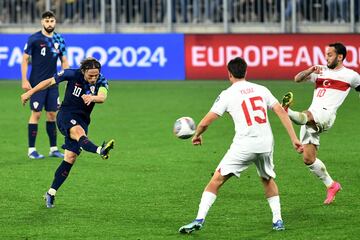 Turkey's midfielder #10 Hakan Calhanoglu (R) and Turkey's midfielder #15 Kenan Yildiz (2R) attempt to block a shot from Croatia's midfielder #10 Luka Modric (2L) during the UEFA Euro 2024 Group D qualification football match between Croatia and Turkey at the OPUS Arena Stadium in Osijek, on October 12, 2023. (Photo by Denis LOVROVIC / AFP)