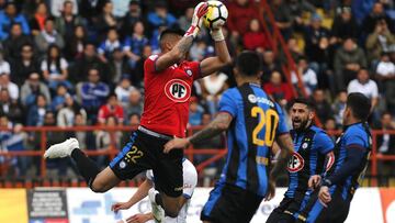 Yerko Urra agarrando una pelota frente a Universidad Cat&oacute;lica.