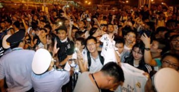 Cientos de aficionados chinos recibieron al Real Madrid.