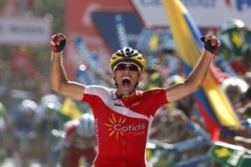 El ciclista español del equipo Cofidis Daniel Navarro, celebra su victoria en la decimotercera etapa de la Vuelta Ciclista a España 2014, que ha transcurrido entre Belorado (Burgos) y el Parque de Cabárceno (Cantabria), con un recorrido de 188,7 kilómetros. 