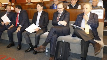 Los miembros del consejo de administración del Real Zaragoza, en la última Junta General de Accionistas.