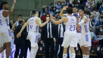 Sergio Llull, felicitado por sus compa&ntilde;eros tras sentenciar el triunfo del Madrid en la pista del Breog&aacute;n de Lugo.