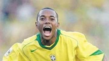 <b>FIESTA. </b>Robinho y Adriano celebran el quinto gol de Brasil. El crack le dio dos asistencias al interista.