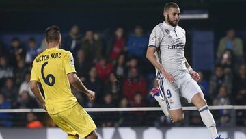 GRA510. VILLARREAL, 26/02/2017.- El delantero francés del Real Madrid Karim Benzema (d) y el portero del Villarreal Andrés Fernández (suelo) ante el defensa del Villarreal Víctor Ruiz, durante el partido de la vigésimo cuarta jornada de Liga que se disputa esta noche en el estadio de El Madrigal, en Villarreal. EFE/Miguel Angel Polo