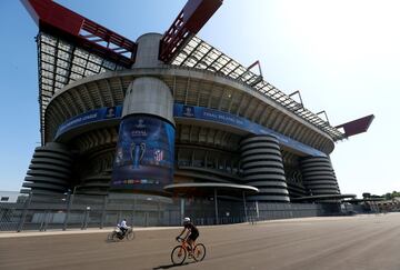 Campo de fútbol de los equipos AC Milan e Inter de Milán. Tiene 94 años de historia, construido en 1926, pero remodelado en 1939, 1955, 1990 y 2008.