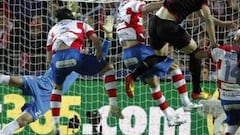 <b>JUEGO AÉREO. </b>El Granada sufrió mucho por la envergadura de los jugadores del Athletic.