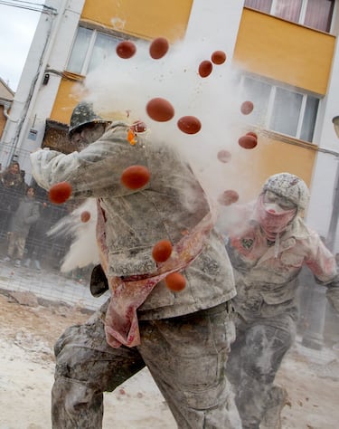 Los 14 integrantes de este grupo visten de forma estrafalaria: ropas viejas, remendadas y de colores llamativos, con las caras pintadas y sombreros de copa decorados con elementos excéntricos.
