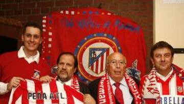 <b>FIELES. </b>André Kahle (izquierda) recibe una camiseta de las manos de Miguel Pérez y Lázaro Albarracín.