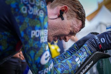 El estadounidense Matteo Jorgenson se refresca tras cruzar la meta de la vigésima primera etapa del Tour de Francia.