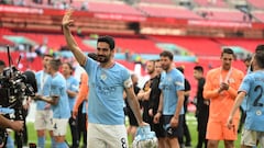 Ilkay Gündogan, jugador del Manchester City, celebra la consecución de la FA Cup con el trofeo en la mano.