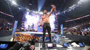 Seth Rollins festeja su triunfo en SummerSlam.