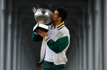 El tenista serbio de 36 años hizo historia tras conseguir ayer su 23º título de Grand Slam tras ganar a Casper Ruud en la final de Roland Garros. Hoy, ha posado con el trofeo en la ciudad de París, como es tradición. 