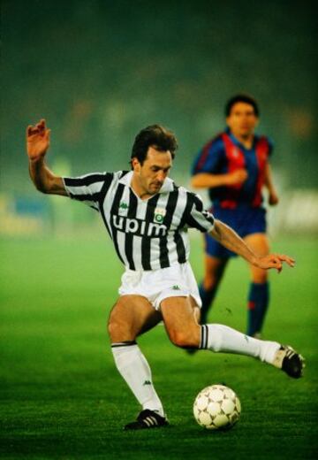 24 de abril de 1991. Partido de vuelta de las semifinales de la Recopa de la UEFA entre la Juventus y el Barcelona, ganaron los italianos por 1-0. Luigi De Agostini con el balón. Luigi De Agostini.