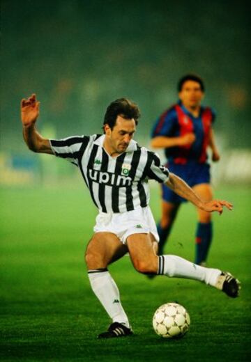 24 de abril de 1991. Partido de vuelta de las semifinales de la Recopa de la UEFA entre la Juventus y el Barcelona, ganaron los italianos por 1-0. Luigi De Agostini con el baln. Luigi De Agostini.