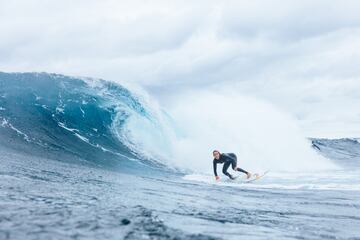 Laura Coviella surfea en Lanzarote, donde pasa los inviernos.