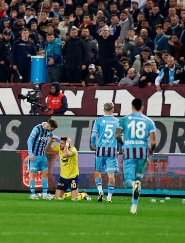 Numerosos ultras del Trabzonspor han agredido este domingo a los jugadores del Fenerbahçe tras perder su club en casa por 2-3. Tras pitarse el final del partido, los jugadores del Fenerbahçe intentaron celebrar la victoria sobre el césped, pero numerosos ultras del Trabzonspor irrumpieron en el campo agrediendo a los jugadores. Los futbolistas se defendieron, produciéndose una batalla campal de la que los jugadores fueron rescatados por las fuerzas de seguridad. 