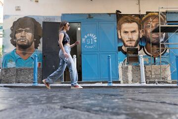 Un mural con los rostros del Pelusa y de Kvaratskhelia adorna la popular via Forcella, en el corazón histórico de Nápoles.