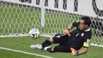 Claudio Bravo, en la tanda de penaltis frente a Brasil.