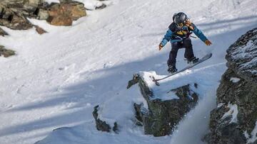 La snowboarder de Reus Núria Castán durante su descenso en snowboard en la cara de Alta Chutes en la estación de esquí The Remarkables, de Nueva Zelanda.