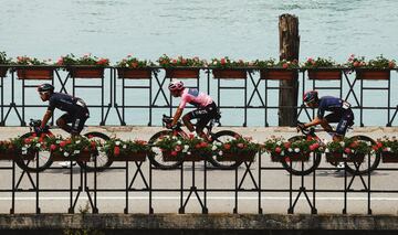Jhonatan Narvaez, Egan Bernal y Daniel Martínez.