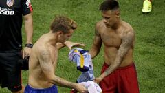 Antoine Griezmann y Neymar, intercambi&aacute;ndose las camisetas en un Atleti-Bar&ccedil;a.