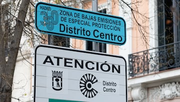 Una señalización de Zona de Bajas Emisiones de especial protección en el Distrito Centro, a 2 de enero de 2024, en Madrid (España). La Zona de Bajas Emisiones (ZBE) en Madrid ha entrado en vigor el pasado lunes, 1 de enero, en todo el término municipal y también en el exterior de la M-30, prohibiendo la circulación en la ciudad a los turismos más contaminantes que no estén empadronados en Madrid antes del 1 de enero de 2022 o que no abonen el Impuesto de Vehículos de Tracción Mecánica (IVTM). Aunque la medida ya ha entrado en vigor, se ha establecido un periodo de aviso que se extenderá hasta el 30 de junio con el objetivo de informar y advertir a los ciudadanos que tengan prohibidos el acceso y la circulación para que corrijan esa práctica y no sean sancionados por circular por el exterior de la M-30.
02 ENERO 2024;EMISIONES;CONTAMINACIÓN;COCHES;REGULACIÓN;VEHÍCULOS;CARTEL;SEÑALIZACIÓN;
Eduardo Parra / Europa Press
02/01/2024