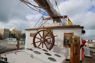 El buque escuela Juan Sebastin de Elcano es un bergantn-goleta de la Armada Espa?ola. Recibe el nombre en honor al explorador espa?ol Juan Sebastin Elcano, capitn de la expedicin, tras la muerte de Fernando de Magallanes, que complet la primera vuelta al mundo en 1522.