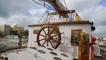 El momento en el que buque mexicano choca con el puente de Brooklyn