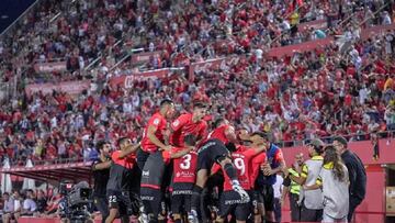 Los jugadores cel Mallorca celbran el gol de la victoria frente al Rayo.