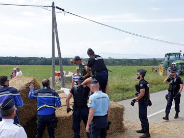 Duras protestas de los agricultores franceses, que usaron gases lacrimógenos, durante la decimosexta etapa de la ronda francesa entre las localidades de Carcasona y Bagnères-de-Luchon.