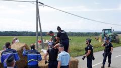 Duras protestas de los agricultores franceses, que usaron gases lacrimógenos, durante la decimosexta etapa de la ronda francesa entre las localidades de Carcasona y Bagnères-de-Luchon.