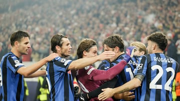 Stuttgart (Germany), 06/11/2024.- Nicolo Zaniolo (4-L) of Atalanta celebrates with teammates after scoring the 0-2 goal during the UEFA Champions League match between VfB Stuttgart and Atalanta BC, in Stuttgart, Germany, 06 November 2024. (Liga de Campeones, Alemania) EFE/EPA/RONALD WITTEK