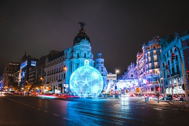 La Navidad madrileña cuenta con esta espectacular bola lumínica 3D de 12 metros de diámetro, siete toneladas de peso y 43 000 luces led. Está situada en la parte posterior a la Plaza de España, junto a la entrada de los Jardines de Sabatini (en el espacio peatonal que resultó tras las obras de peatonalización de esta parte de la calle Bailén).

