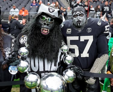Los conocidos fans de los Raiders de Las Vegas Mark Gorilla Rilla Acasio (izquierda) y el miembro del Salón de la Fama del fútbol americano Wayne Violator Mabry posan antes del partido de los Raiders contra los Broncos de Denver, disputado en el Allegiant Stadium en Las Vegas, Nevada. Los Raiders derrotaron a los Broncos 27-14.