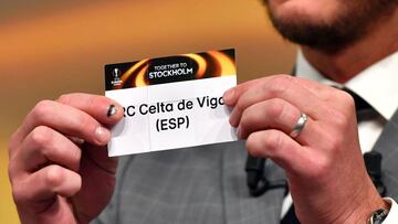Sweden's former defender and 2017 Europa League final ambassador Patrik Andersson shows a piece of paper bearing the name of FC Celta de Vigo during the quarter-final draw for the UEFA Champions League football tournament at the UEFA headquarters in Nyon on December 17, 2017. / AFP PHOTO / Fabrice COFFRINI