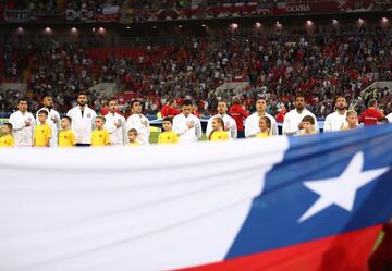 MOSCOW, RUSSIA - JUNE 18: The Chile team take part in the national anthem prior to the  FIFA Confederations Cup Russia 2017 Group B match between Cameroon and Chile at Spartak Stadium on June 18, 2017 in Moscow, Russia.  (Photo by Buda Mendes/Getty Images)