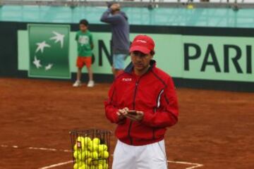 Iquique, 13 de Julio 2016.
Tenis, Copa Davis.
Esteban Elias inspecciona la cancha, durante el entrenamiento de Chile en el Centro Recreacional del Ejercito Huayquique, antes de la segunda ronda del Grupo I contra Colombia en Copa Davis. 
Alex DÃ­az DÃ­az/Photosport.