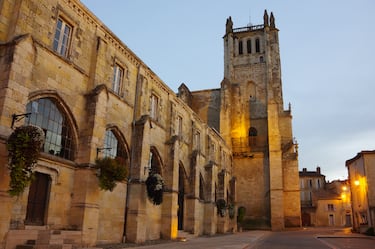 Su nombre coincide con la palabra inglesa y francesa para el preservativo. La ciudad ha capitalizado el nombre con fines turísticos, incluso albergando un museo dedicado al tema. Está situada en el suroeste de Francia, en el departamento de Gers y la región de Occitania (anteriormente Mediodía-Pirineos).