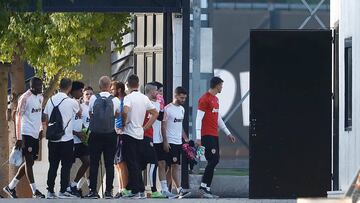 La plantilla del Valencia saltando al entrenamiento en Paterna. 