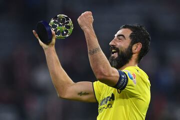 Los jugadores del Villarreal celebran el pase a semifinales de Champions al final del partido.