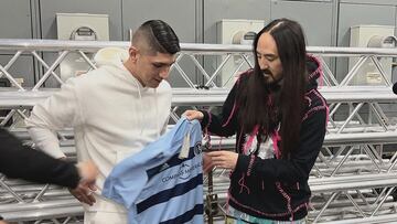 En sus redes sociales, Alan Pulido compartió algunas imágenes tras bambalinas con el DJ Steve Aoki, a quien le regaló un jersey de Sporting Kansas City.