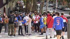 Cientos de aficionados hicieron cola en Vallecas.