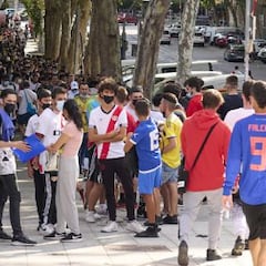 La afición del Rayo duerme en la calle para sacarse el abono